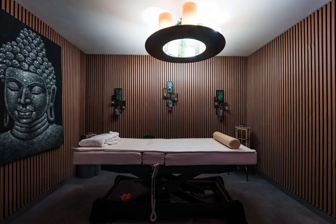 Wellnessbereich mit Sauna und Hamam in warmer Abendbeleuchtung