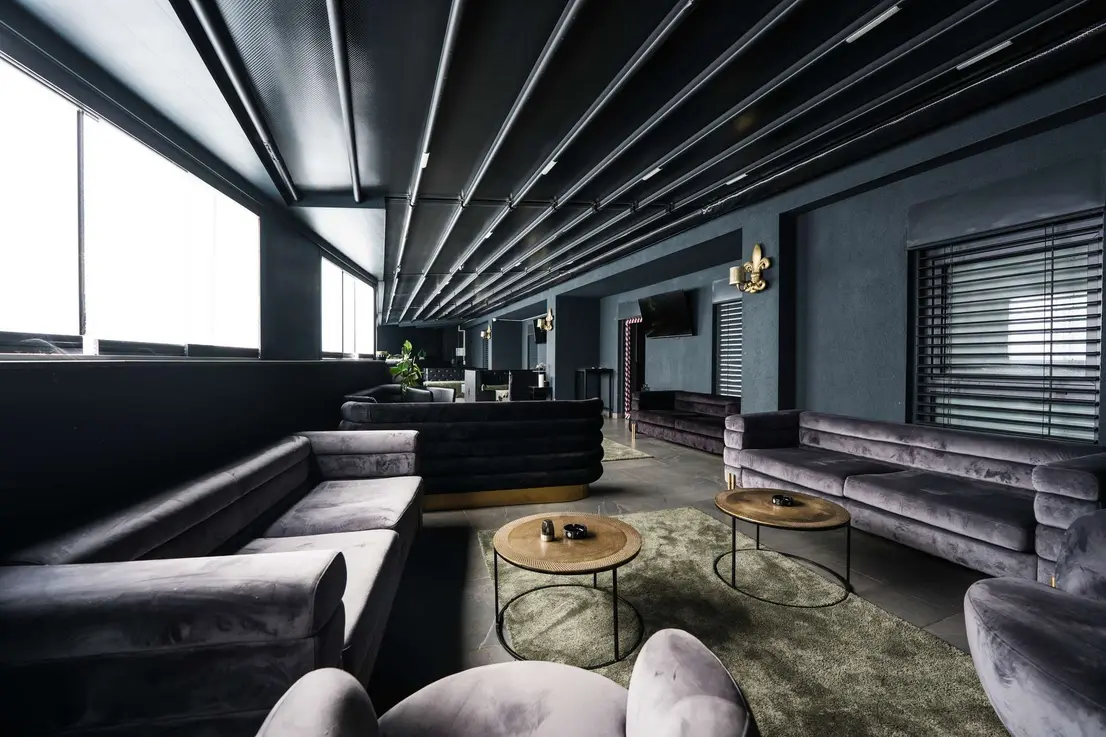 Lounge und Empfangsbereich mit Marmor und warmem Licht