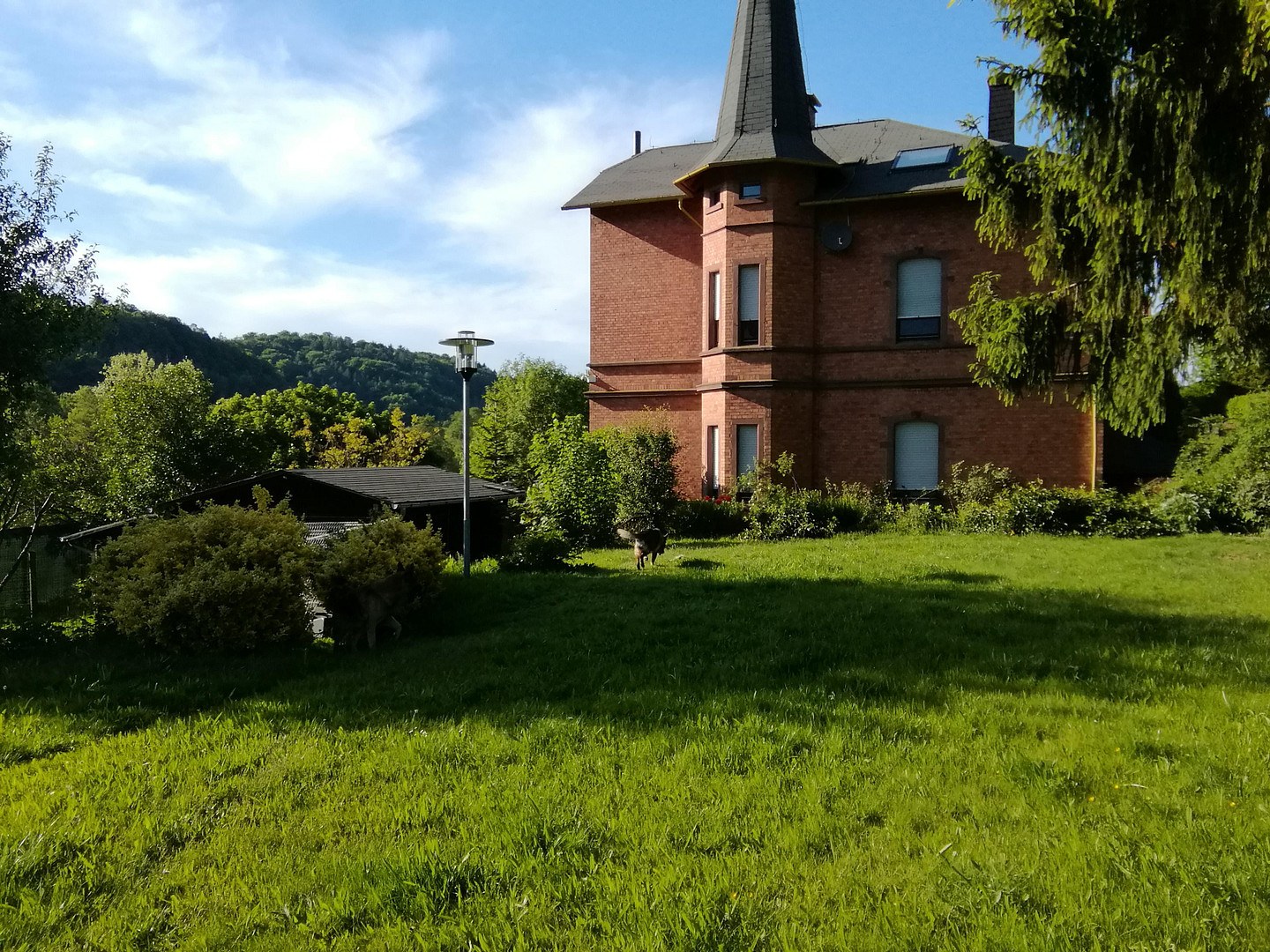 Villa mit weitläufiger Gartenfläche und Blick in die Odenwaldlandschaft